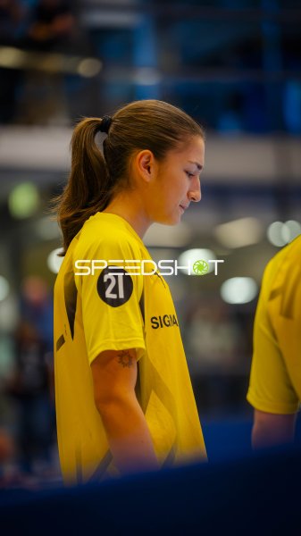 HC Leipzig Spielerin (#21) im Moment der Konzentration