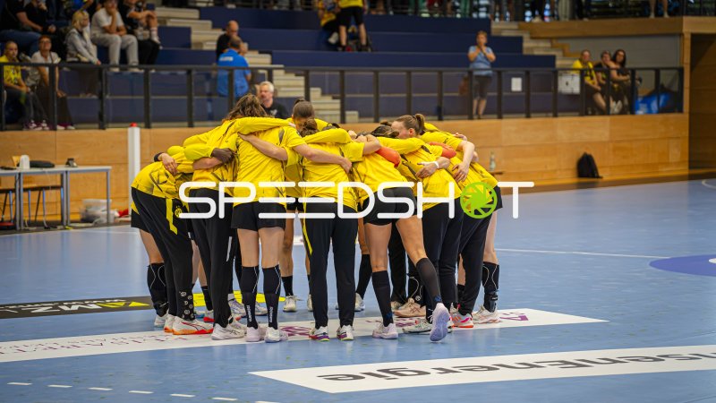 Borussia Dortmund bildet Mannschaftskreis vor dem Spiel in Markranstädt