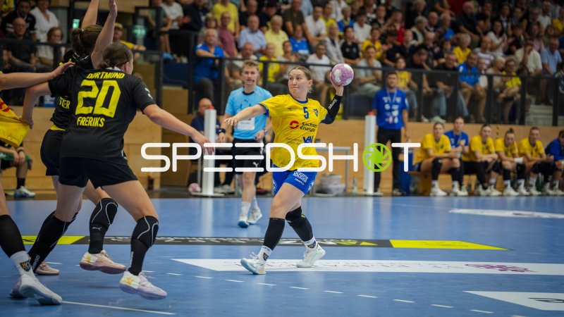 Kim-Angelina Lang (#5; HC Leipzig) im Wurfangriff gegen Borussia Dortmund
