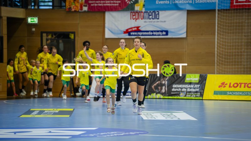 Alina Grijseels (#4; Borussia Dortmund) führt Team beim Einlaufen an