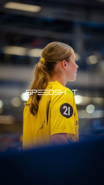 Spielerin (#21; HC Leipzig) beobachtet das Spielgeschehen