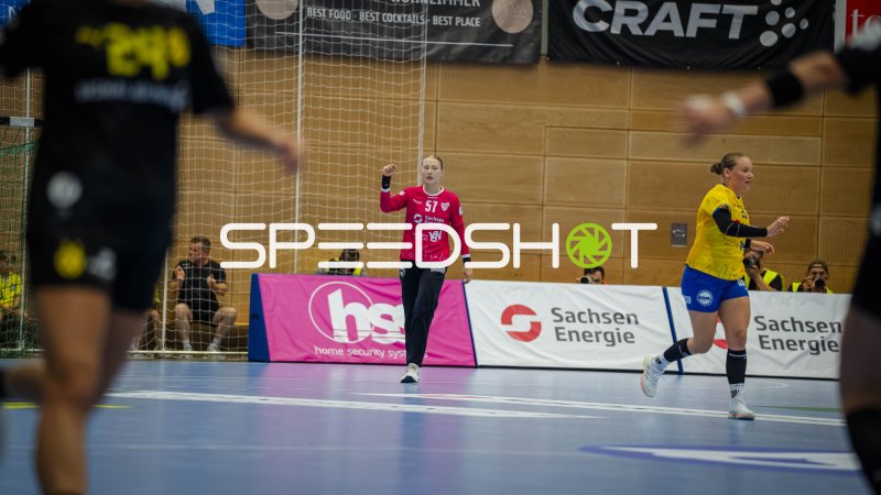 Aleksandra Orowicz (#57; HC Leipzig) jubelt nach Parade im Tor