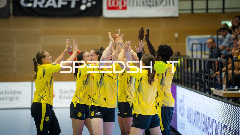 Borussia Dortmund feiert Jubel-Moment mit Alieke van Maurik (#14) und Felina Menne (#76)