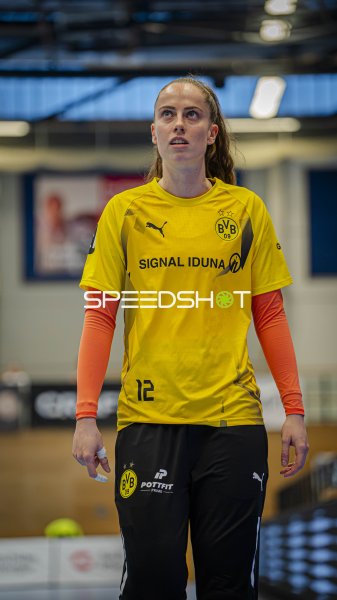 Sarah Wachter (#12; Borussia Dortmund) konzentriert in der Halle