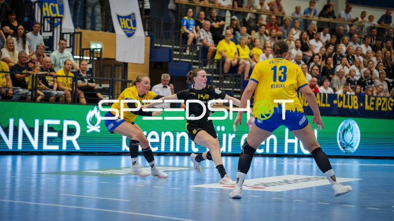 Lara Tauchmann (#23; HC Leipzig) im Zweikampf gegen Borussia Dortmund