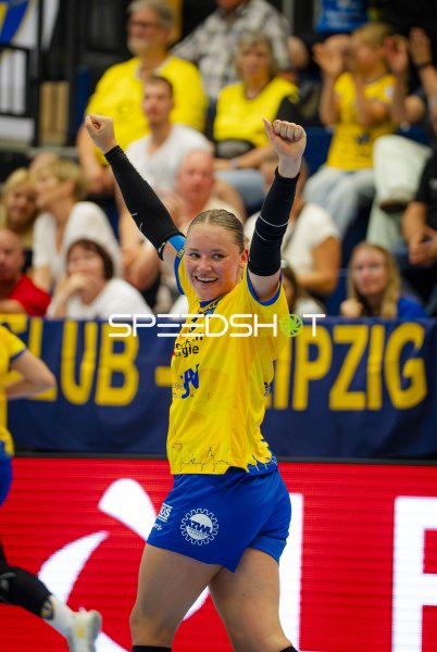 Lara Tauchmann (HC Leipzig) jubelt mit erhobenen Fäusten