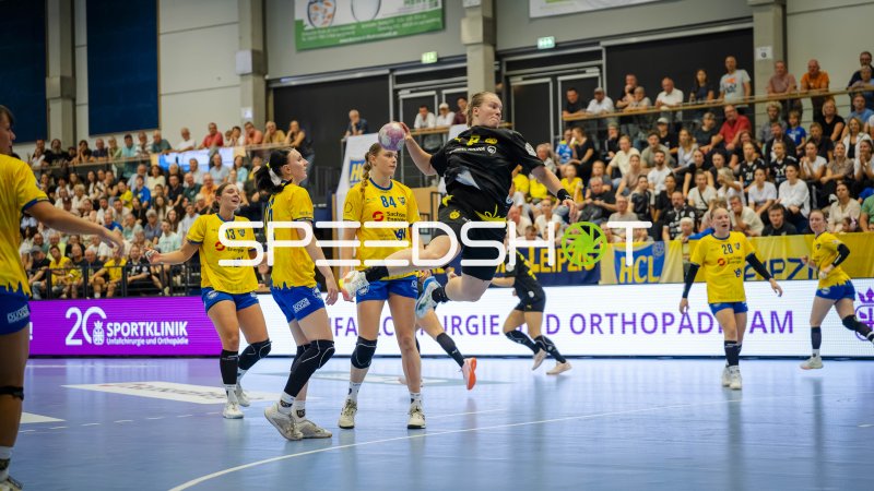 Emma Niemann (#84; HC Leipzig) beim Sprungwurf gegen Borussia Dortmund