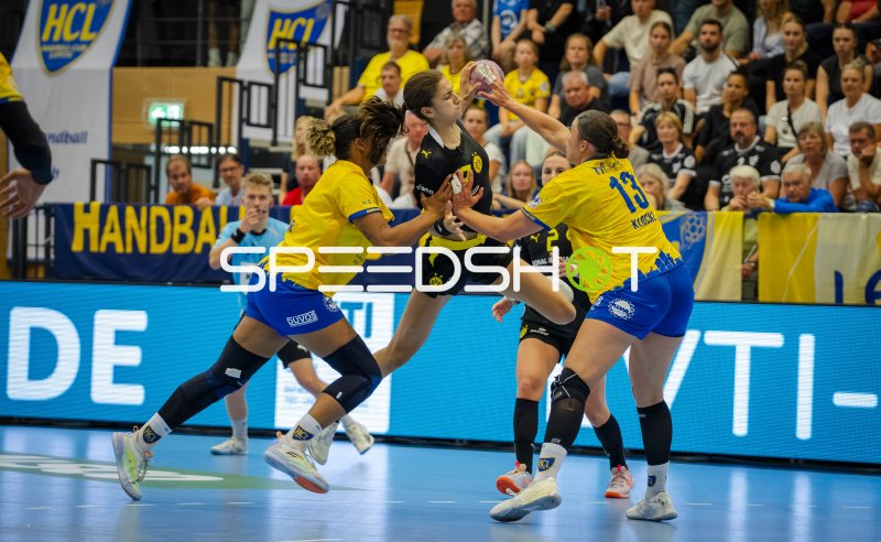Laura Sophie Klocke (#13; HC Leipzig) stoppt Borussia-Dortmund-Angreiferin im Zweikampf