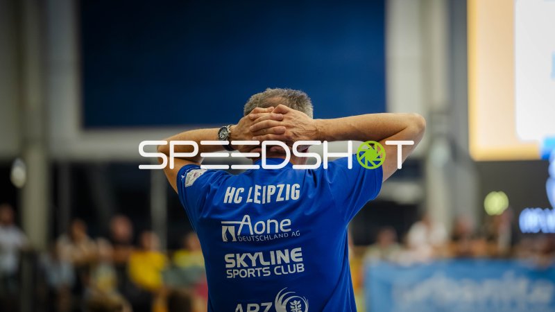 HC Leipzig Trainer Erik Töpfer mit Hände-im-Nacken-Geste an der Seitenlinie