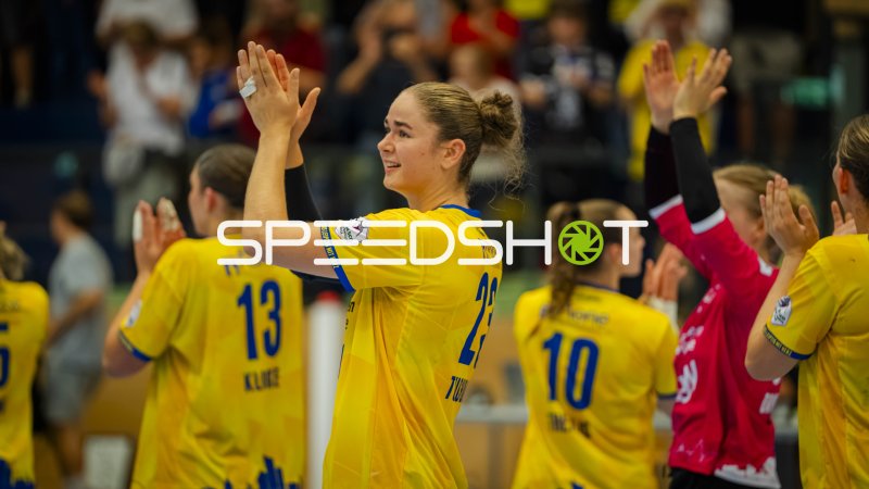 Marlene Tucholke (#23; HC Leipzig) jubelt mit dem Team