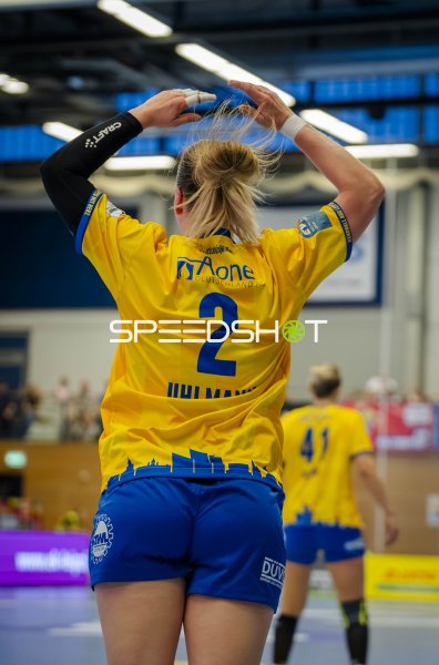 Pauline Uhlmann (#2; HC Leipzig) mit Geste auf dem Spielfeld