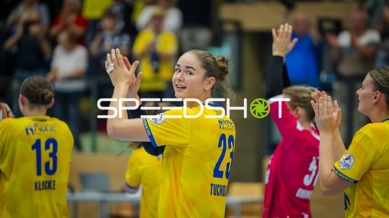 Marlene Tucholke (#23; HC Leipzig) jubelt mit Teamkolleginnen