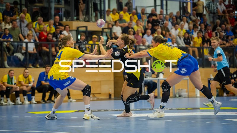 Dana Bleckmann (#66; Borussia Dortmund) im Zweikampf gegen HC Leipzig