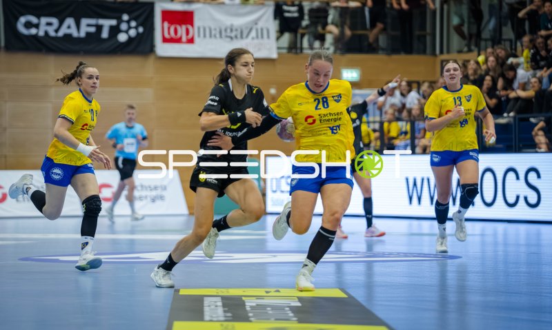 Lara Tauchmann (#28; HC Leipzig) im Zweikampf gegen Borussia Dortmund