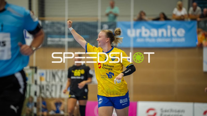 Pauline Uhlmann (#2; HC Leipzig) bejubelt Torerfolg