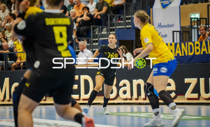Felina Menne (#76; Borussia Dortmund) im Spielaufbau gegen HC Leipzig