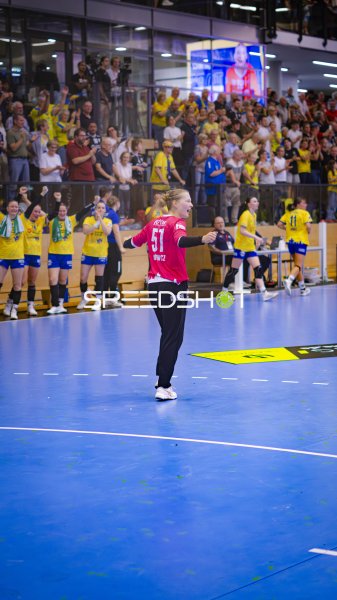 Aleksandra Orowicz (#57; HC Leipzig) feiert vor begeisterten Fans