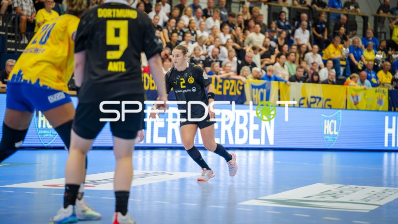 Maraike Thomeier (#2; Borussia Dortmund) im Spielaufbau gegen HC Leipzig
