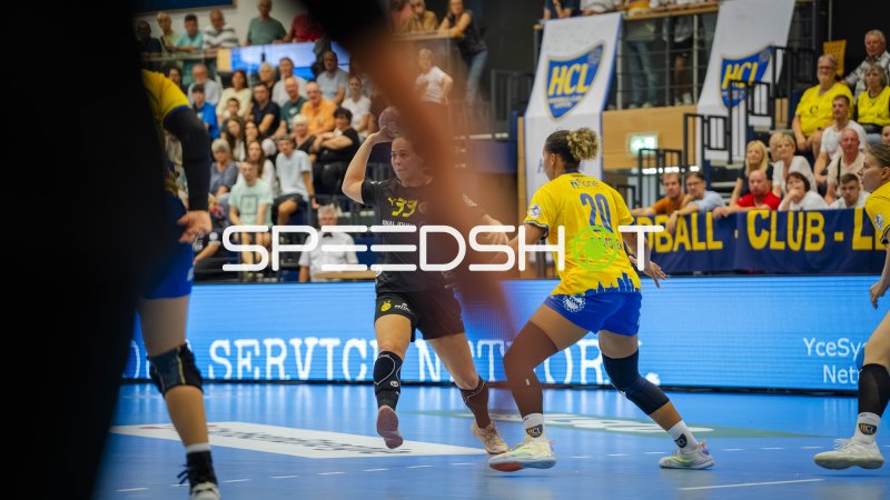 Sharleen Greschner (#20; HC Leipzig) im Zweikampf gegen Borussia Dortmund