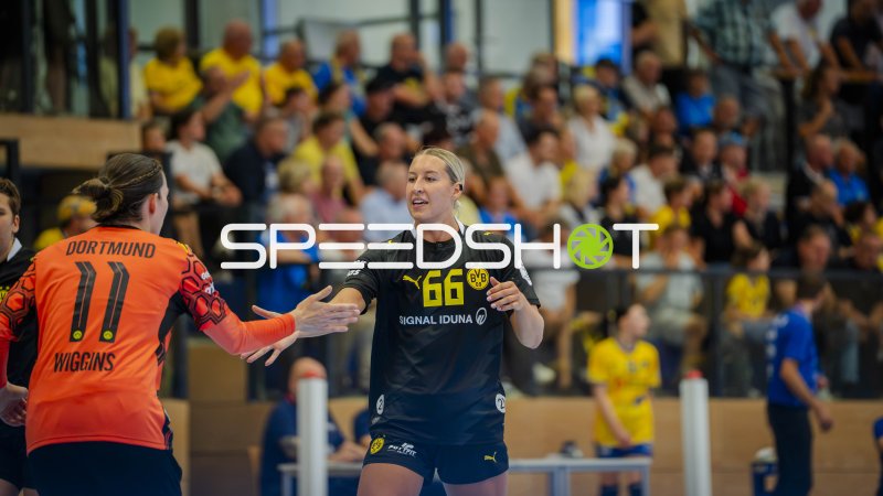 Dana Bleckmann (#66; Borussia Dortmund) und Nicole Wiggins (#11) im Austausch