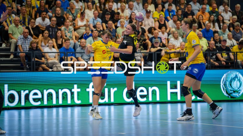Borussia Dortmund-Spielerin im Sprungwurf gegen Alina Gaubatz (#11; HC Leipzig)