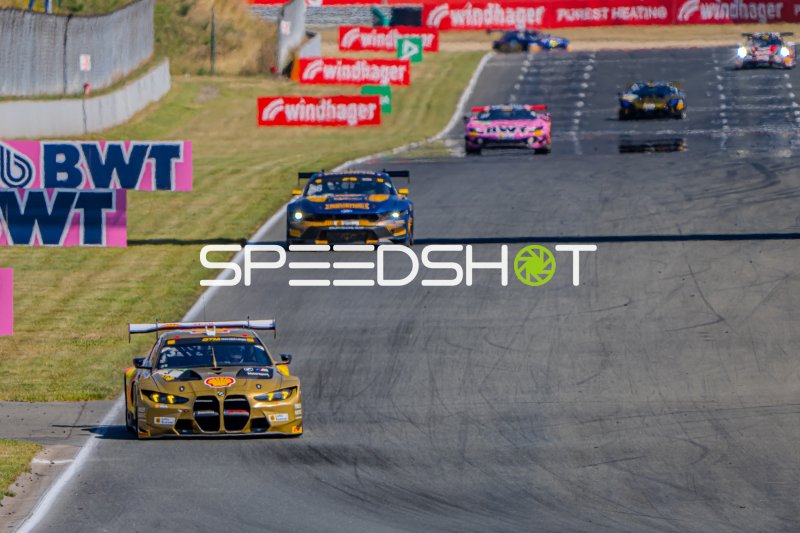 BMW M4 GT3 #3 von Kelvin van der Linde (Schubert Motorsport) führt das Feld in Oschersleben