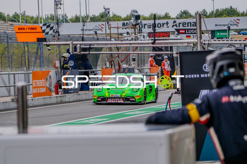Porsche 911 GT3 R #91 von Thomas Preining (Manthey Racing) in der Boxengasse Oschersleben