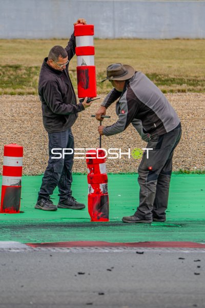 Streckenposten reparieren Leitbaken an der Motorsport Arena Oschersleben