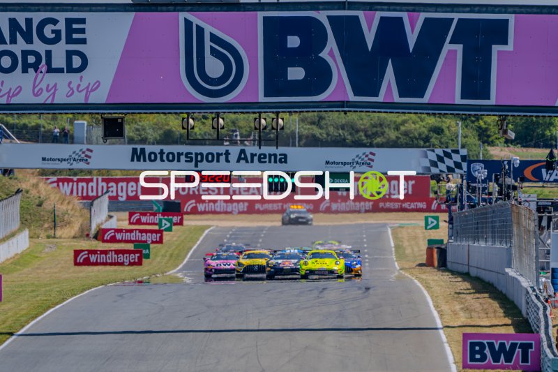 GT3-Fahrzeuge passieren die Start-Ziel-Gerade in Oschersleben