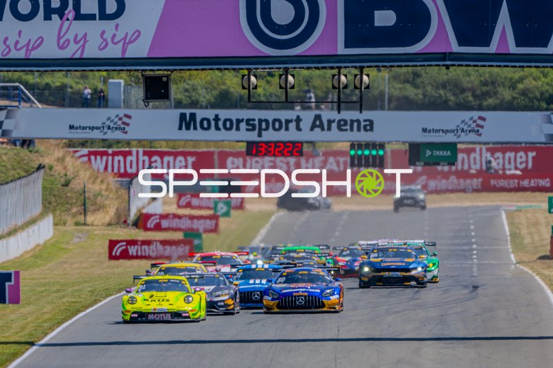 Porsche 911 GT3 R #91 (Manthey Racing) und Mercedes-AMG GT3 #80 im Duell in Oschersleben