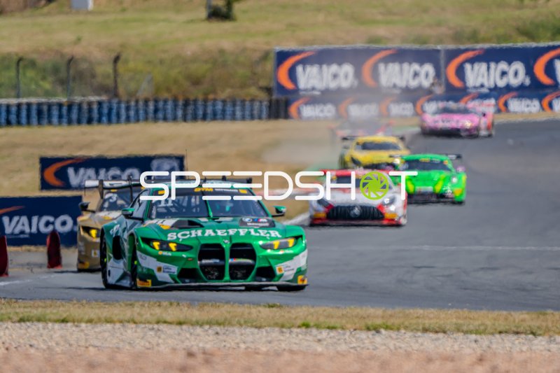 BMW M4 GT3 #11 von Marco Wittmann (Schubert Motorsport) führt das Feld in Oschersleben