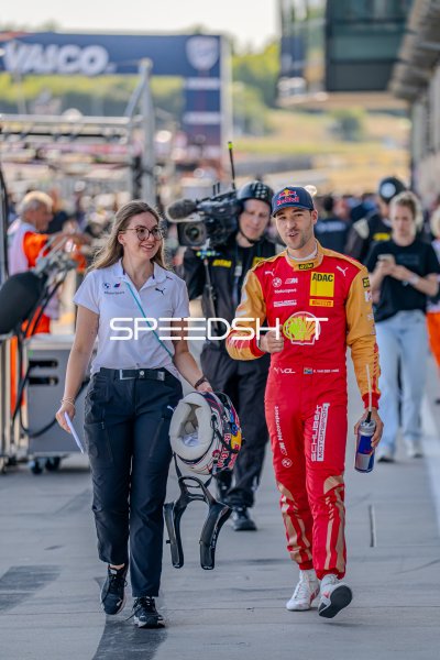 Kelvin van der Linde (Schubert Motorsport) in der Boxengasse in Oschersleben
