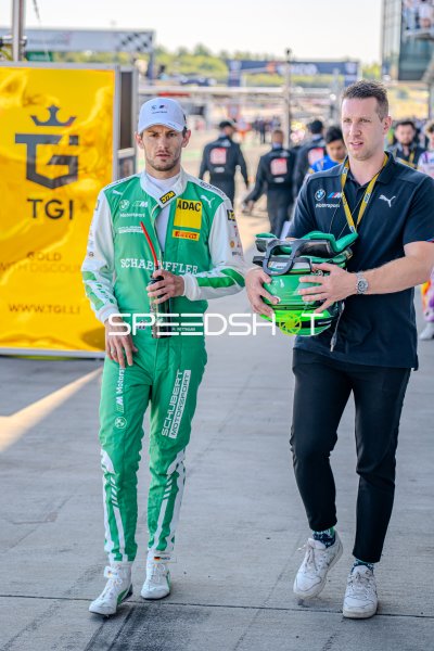 Marco Wittmann (Schubert Motorsport) in der Boxengasse in Oschersleben