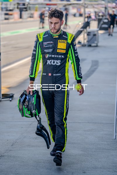 Ricardo Feller (Manthey Racing) läuft mit Helm durch die Boxengasse in Oschersleben