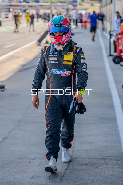 Timo Glock (Dörr Motorsport) läuft durch die Boxengasse in Oschersleben