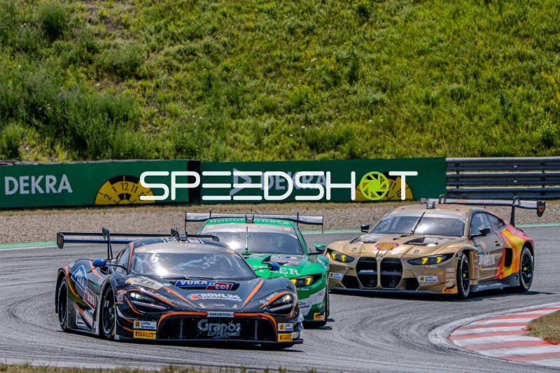 McLaren #25 von Dörr Motorsport führt Dreikampf in Oschersleben