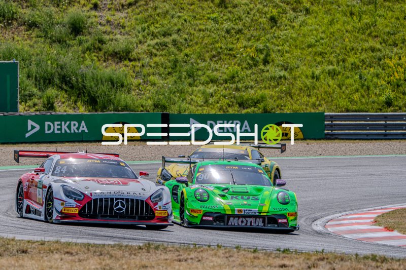 Mercedes-AMG GT3 #84 und Porsche 911 GT3 R #90 im Duell in Oschersleben