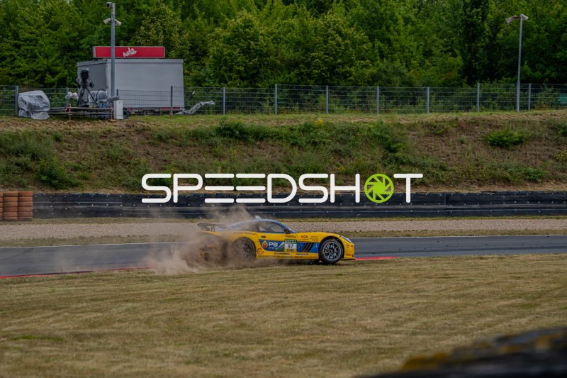 Chevrolet Corvette #97 kommt von der Strecke ab in Oschersleben