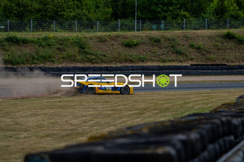 Rennwagen #97 rutscht in die Auslaufzone in Oschersleben