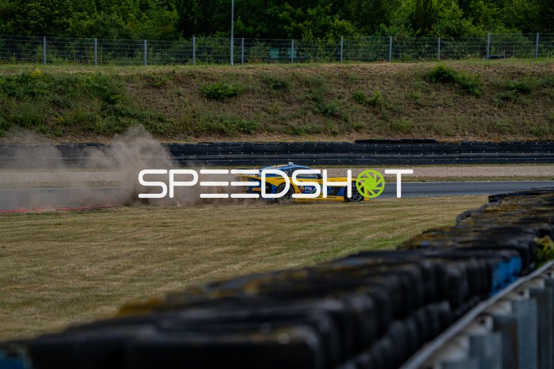 Rennwagen #97 landet im Kiesbett in Oschersleben