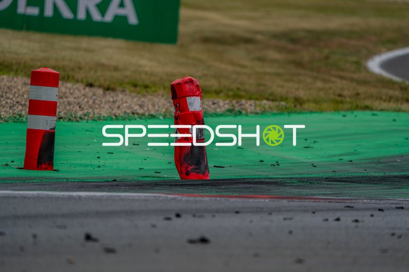 Beschädigte Streckenbegrenzungspfosten an der Motorsport Arena Oschersleben