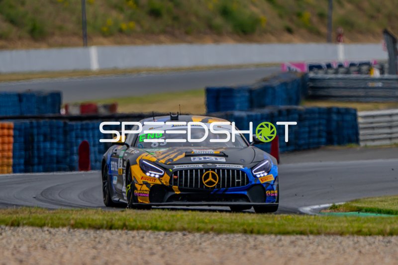 Mercedes-AMG GT4 #85 in der Kurve der Motorsport Arena Oschersleben