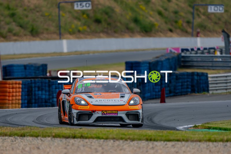 Porsche 718 Cayman GT4 #91 in der Kurve der Motorsport Arena Oschersleben