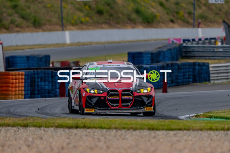 BMW M4 GT4 #10 in der Kurve der Motorsport Arena Oschersleben