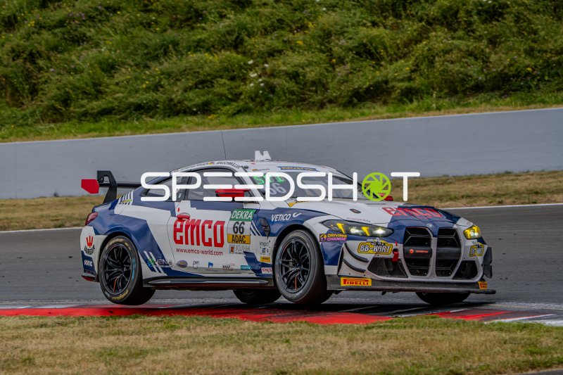 BMW M4 GT4 #66 in der Kurve der Motorsport Arena Oschersleben