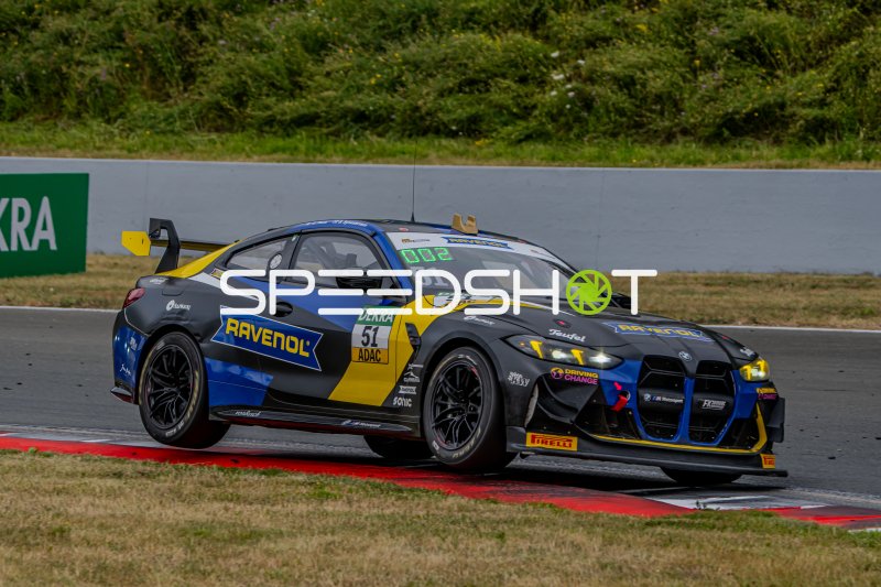 BMW M4 GT4 #51 mit Ravenol-Livery in Oschersleben