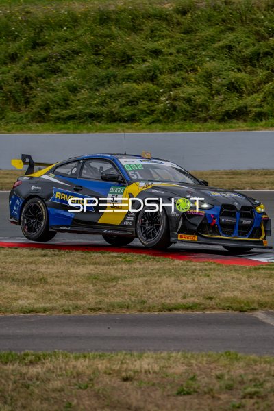 BMW M4 GT4 #51 mit Ravenol-Lackierung in Oschersleben