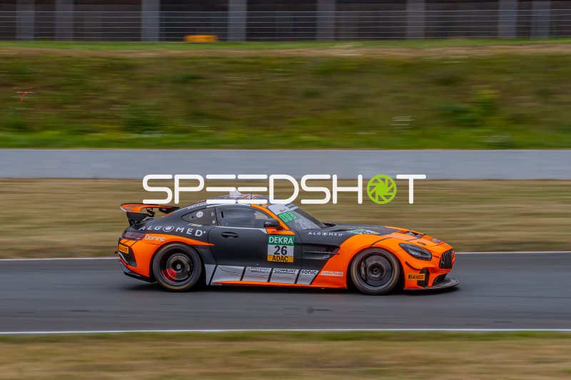 Mercedes-AMG GT4 #26 mit Algomed-Livery in Oschersleben