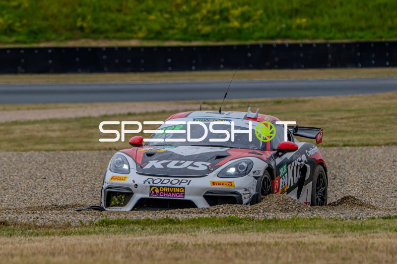 Porsche 718 Cayman GT4 #32 im Kiesbett der Motorsport Arena Oschersleben