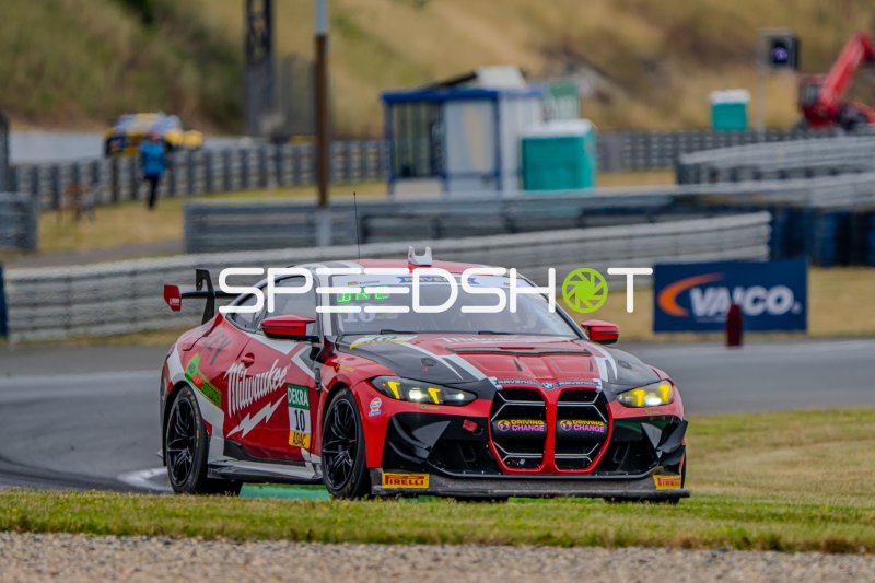 BMW M4 GT3 #10 in der Kurve der Motorsport Arena Oschersleben